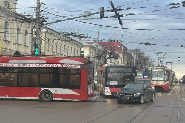 В Туле на улице Октябрьской остановлено движение из-за обрыва контактной линии