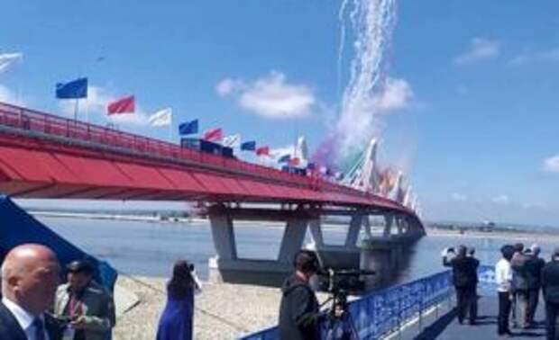 Первый автомобильный мост между РФ и Китаем открыли в Благовещенске