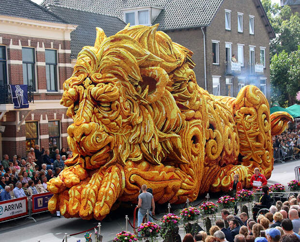 10 гигантских цветочных скульптур из георгинов на самом большом цветочном параде в мире, который прошел в Нидерландах