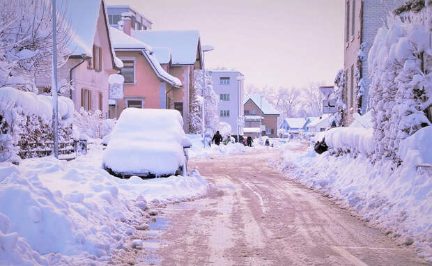 В Петербурге дворник зацепился за провода, сорвавшись с крыши при уборке снега