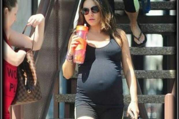 mila-kunis-otprasdnovala-den-rozhdeniya-na-ioge