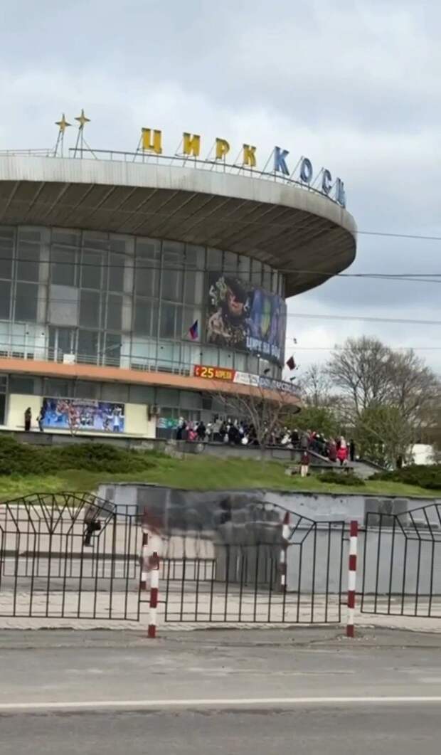 Огромная очередь в цирк