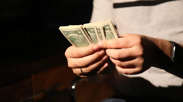 С 16-летней дочери погибшего на СВО взыскивают 11 млн рублей и квартиру