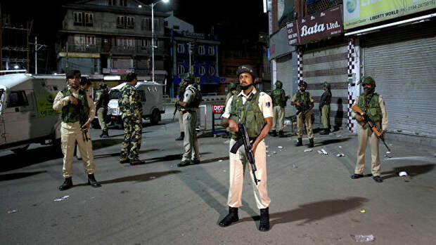 Индийские военные патрулируют город из-за напряженных отношений с Пакистаном