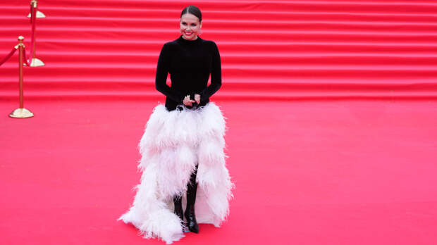 Лестница в небеса: звезды на церемонии закрытия 48-го Московского международного кинофестиваля