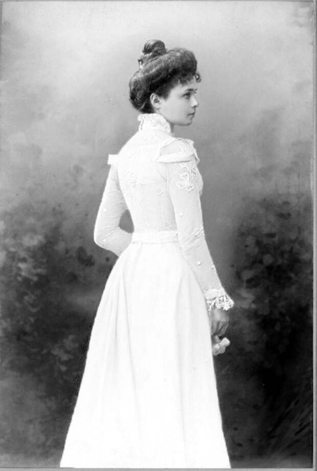 Женщина гуляет в саду в белом платье. 1900-е года. Женщина гуляет в саду в белом платье. 1900-е года.