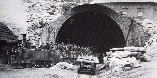Первый тоннель на оси Готард, соединивший Цюрих и Милан был построен в 1882 году как совместное предприятие Швейцарии, Германии и Италии.