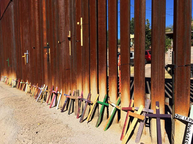 В мексиканском городе Ногалес около пограничного забора можно увидеть деревянные кресты: их кладут в память о тех, кто пытался попасть на территорию США, но погиб в ходе нелегального перехода граница, мексика, сша