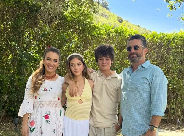 Актриса Алисса Милано опубликовала фото с мужем и детьми