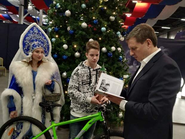 Сенатор Андрей Епишин исполнил новогоднюю мечту четырнадцатилетнего Данилы из Тверской области