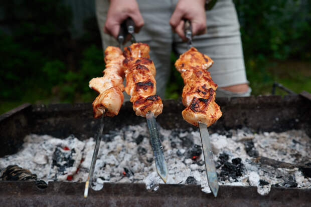 Врач призвал россиян быть особенно осторожными с одним мясом для шашлыка