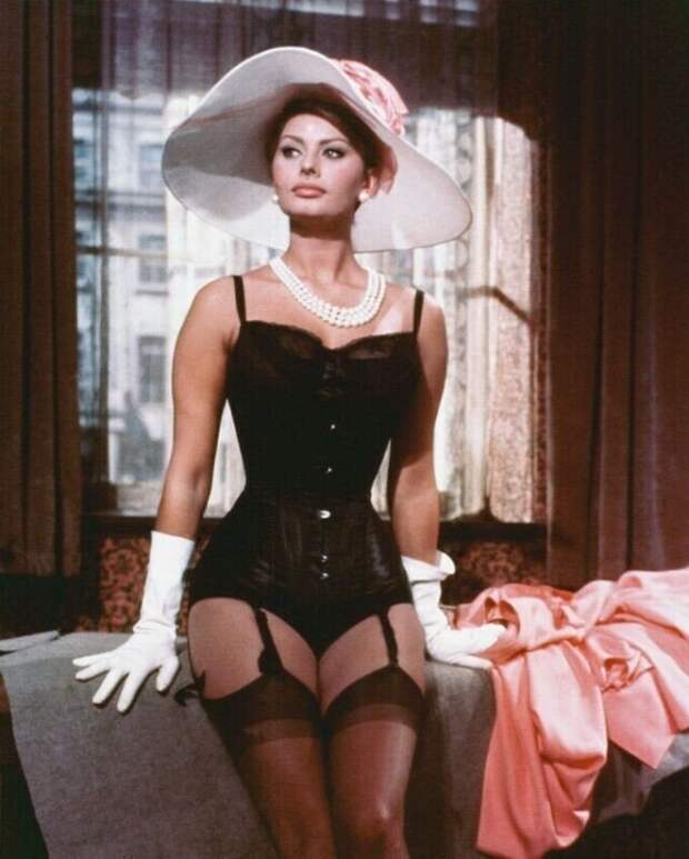 Сногсшибательная Софи Лорен во время съемок фильма "Миллионерша" (1960 г.)