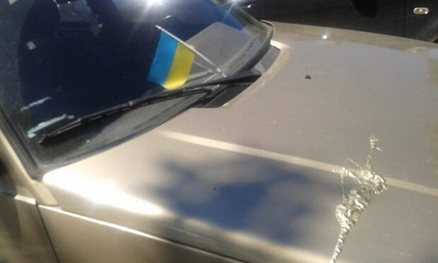 В Харькове автомобили с украинской символикой обливают кислотой