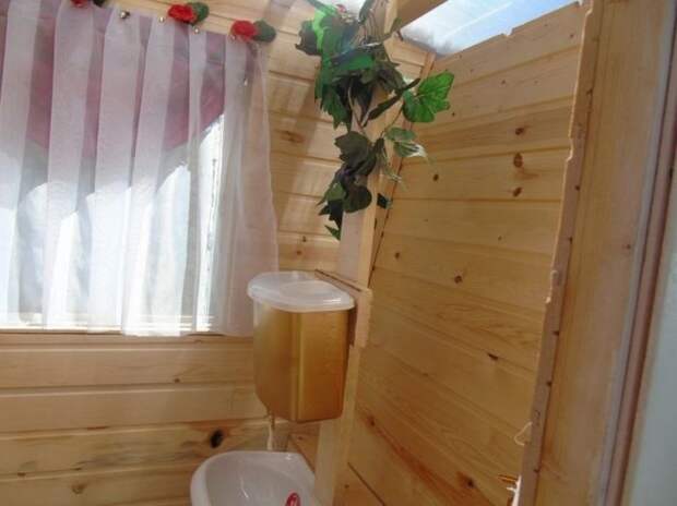 Самодельный «роскошный» дачный туалет в виде кареты