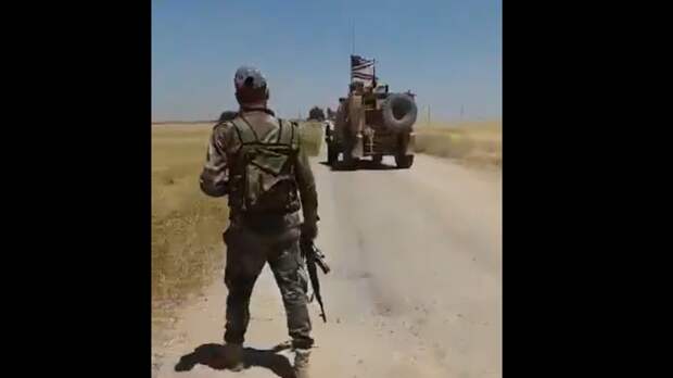 Сирийские военные заблокировали конвою ВС США проезд в Хасаке Сирийские военные заблокировали конвою ВС США проезд в Хасаке