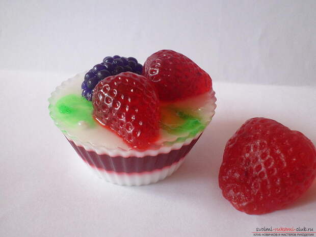 Как изготовить необычный подарок из натурального мыла и ароматизаторов. Фото №1