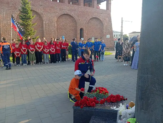 В облцентре состоялся митинг-реквием у памятника "Опаленный цветок"