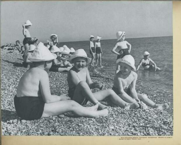 Дети в СССР - альбом  1947 года (19 фотографий)
