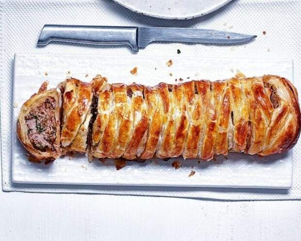 Рулет с колбасной начинкой. \ Фото: deliciousmagazine.co.uk. Рулет с колбасной начинкой. \ Фото: deliciousmagazine.co.uk.