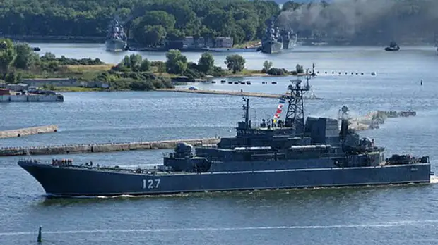 Большие десантные корабли Балтфлота вернулись в гавань из дальнего морского похода