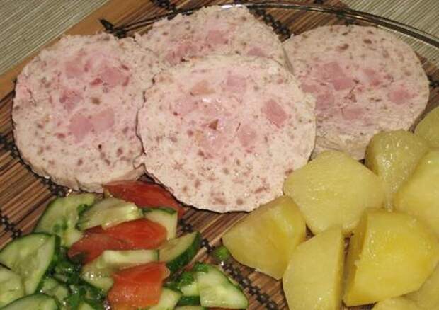 Домашняя вареная колбаса из курицы рецепт. Колбаса омлетная. Омлетная колбаса куриный дом. Куриный дом колбаса. Qaynatilgan kolbasa.