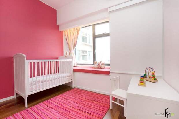 Красная стена и ковер в детской комнате