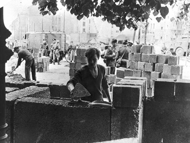 13 августа 1961 года началось возведение стены между Западным и Восточным Берлином