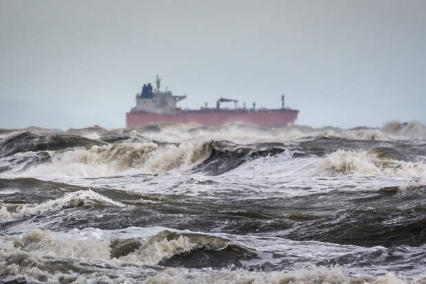 Нераскупленная российская нефть застряла в море