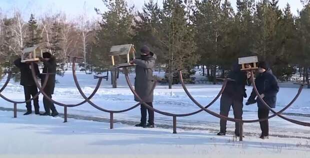 Лесники и активисты поддерживают животных в морозы в Караганде