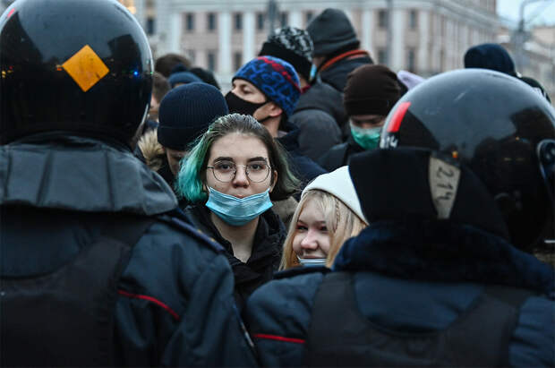 Участники несанкционированной акции сторонников Алексея Навального на Пушкинской площади в Москве.