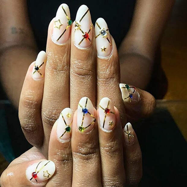 Nail-мастер, известный как @fresh.claws в Instagram, назвал этот маникюр "рождественские огни"