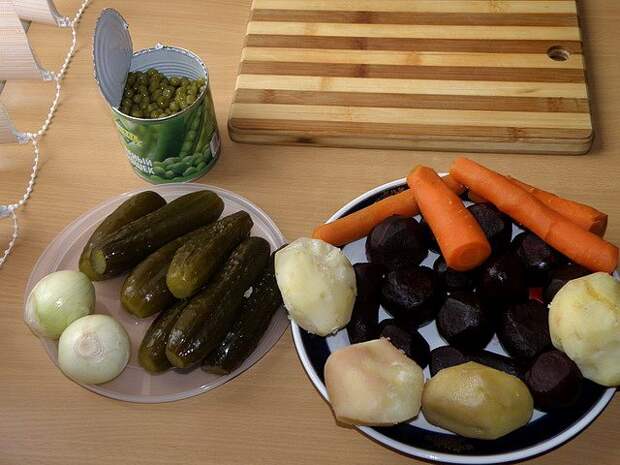Отварные овощи подготовить для салата. пошаговое фото этапа приготовления винегрета