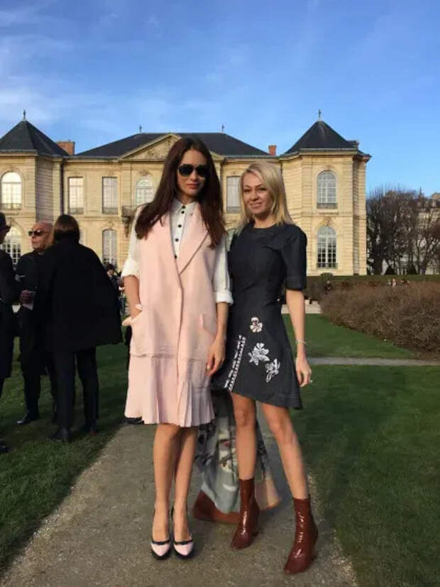 Яна Рудковская с подругой