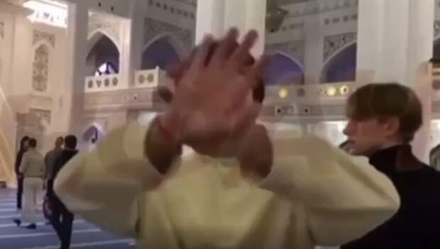 Туристы осквернили мечеть в Чечне и быстро поплатились