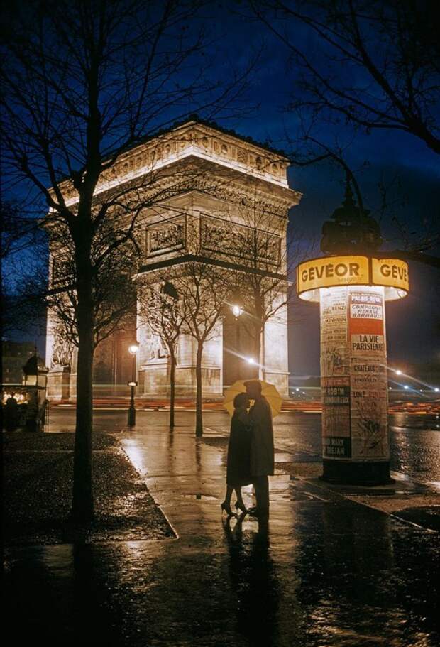 Молодые влюблённые обнимаются рядом с Триумфальной аркой в Париже, 1960 national geographic, неопубликованное, фото