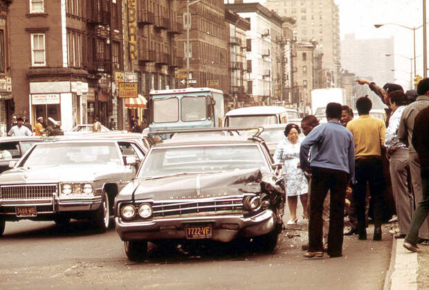 ДТП на оживленной улице в Гарлеме, май 1973 года