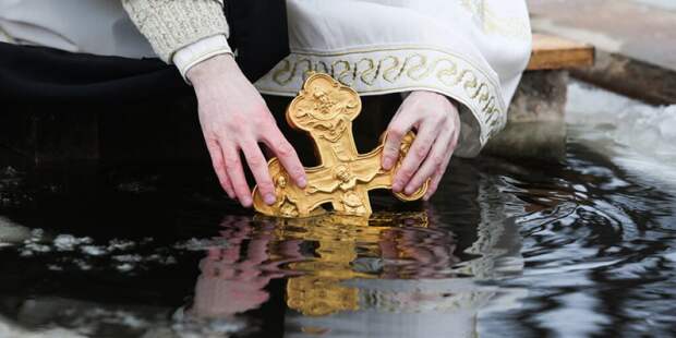 Всё, что нужно знать о крещенской воде: священник отвечает на главные вопросы верующих