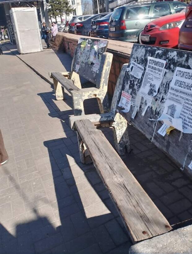 Остановка «Юзовский пассаж» на Золотом Кольце. Досок на этих лавочках нет уже 5