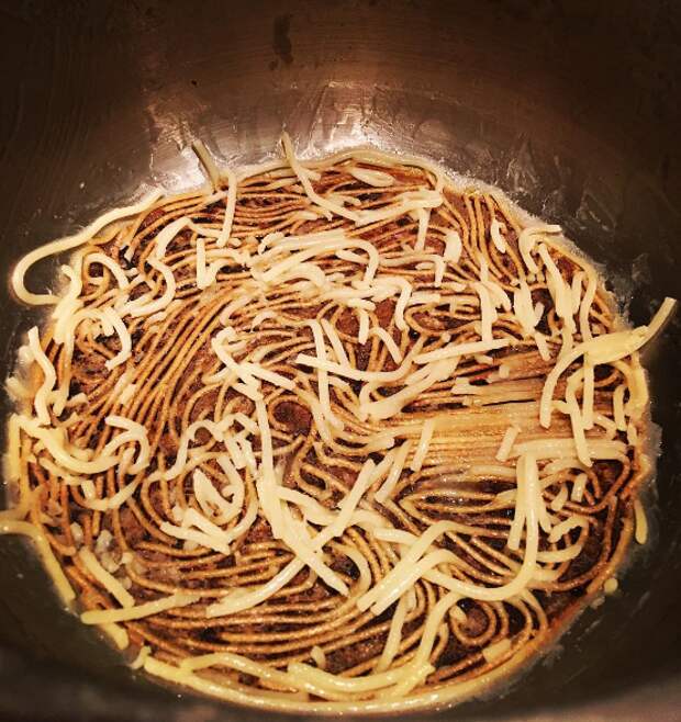 Похоже на лапшу. Подгорелые макароны. Горелые спагетти. Червь похожий на спагетти.