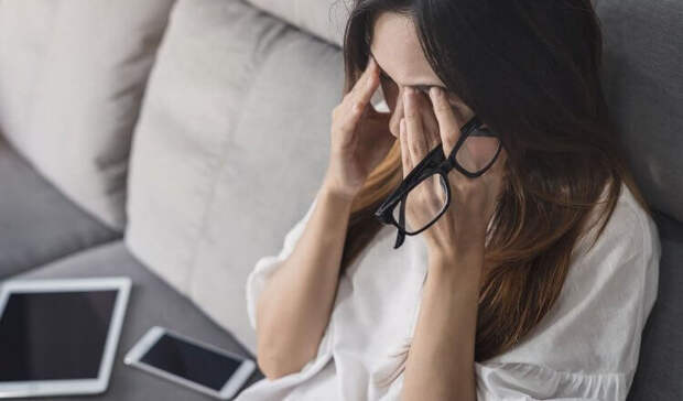 Смартфон в темноте подрывает здоровье: страдают зрение, сон и самочувствие