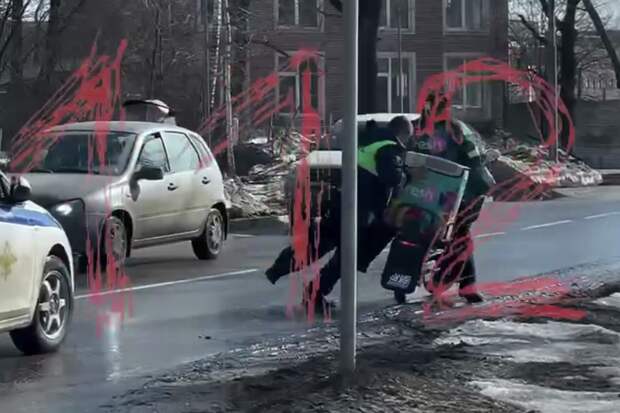 В Москве на видео попала погоня гаишников за курьером ВкуссВилла