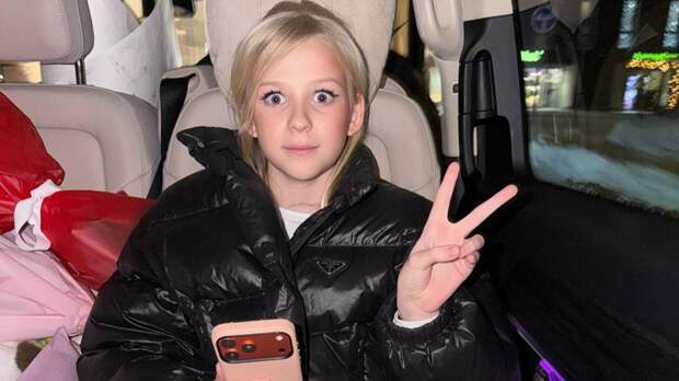 Певица Злата Быкова сломала ногу во время концерта