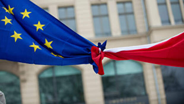 Связанные флаги Евросоюза и Польши