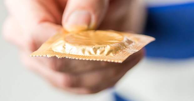 Как один поддатый тип размахивал презервативами в магазине