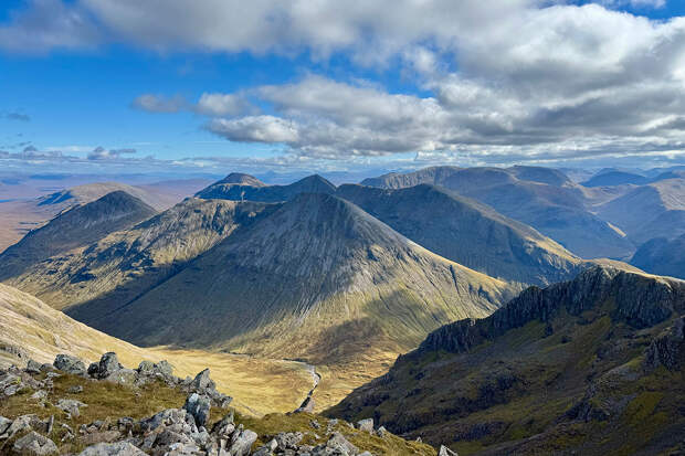 12-летний мальчик выжил после падения с горы со своим отцом и замерз насмерть