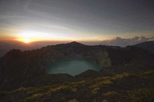 3898176385 6ab81da410 b Уникальные трехцветные озера в кратере вулкана Келимуту