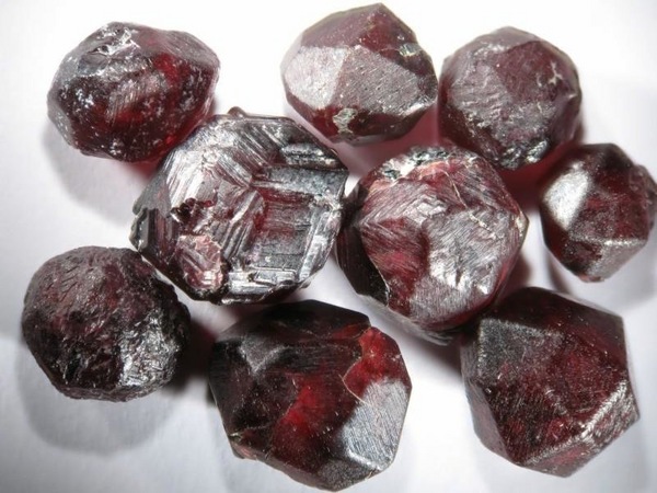 https://jewelryexpert.ru/wp-content/uploads/2019/06/mineral-almandin-kamni.jpg