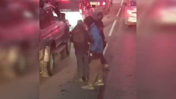 Подростки на дороге / Кадр из видео: 