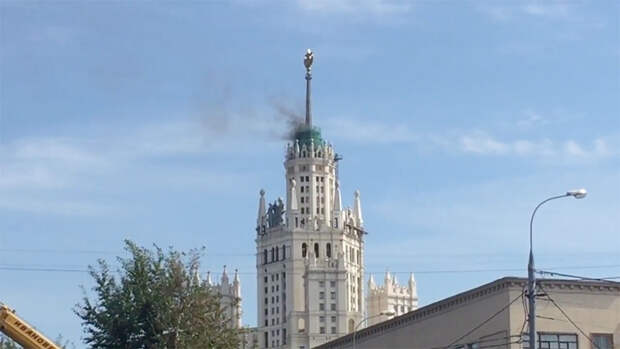 В центре Москвы горит сталинская высотка на Котельнической набережной