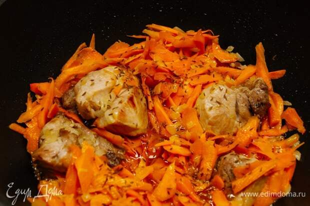 Перемешать, чтобы морковь оказалась под мясом, добавить пару щепоток зиры и жарить, периодически помешивая.